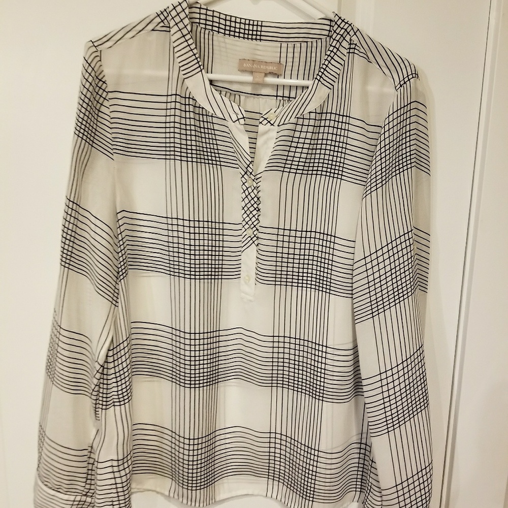 BANANA REPUBLIC. Long sleeve button up (L)
